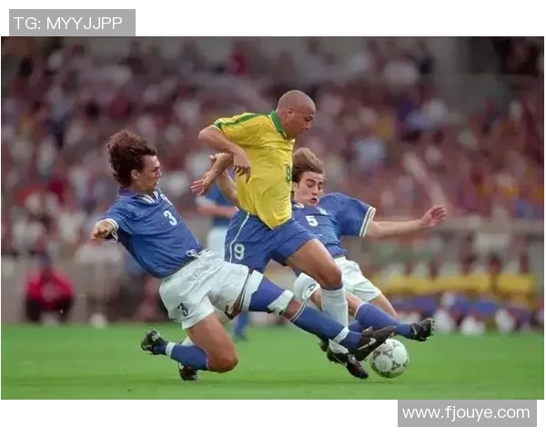 足球巨星眼中的偶像与榜样:揭秘他们心中的足球英雄